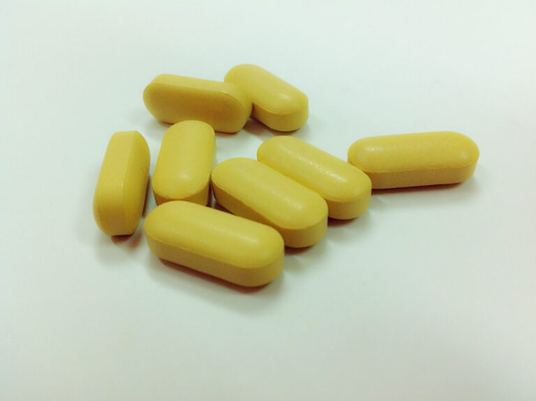 11 Vitamin C+ RoesHips Tablet